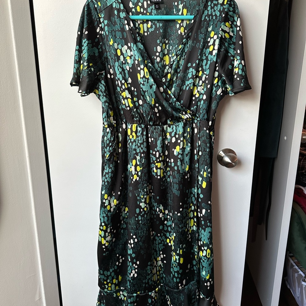 Elegant Black and Green Patterned Dress